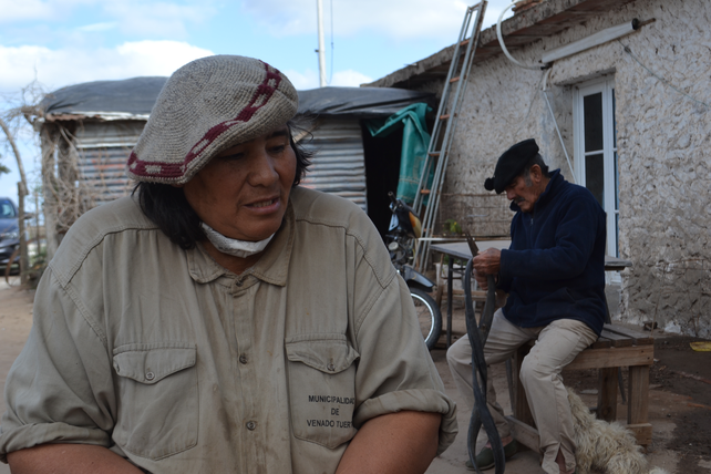 El cazador guaraní dice que una cosa no tiene vinculación con la otra pero tras la última aparición de OVNIS se evidenciaros sus premoniciones. De fondo se observa a su padre Felipe (80).