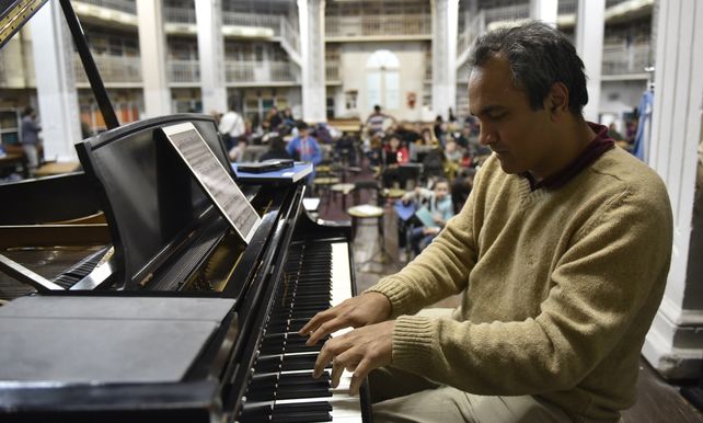 Un virtuoso. Panizza toca el piano mientras los chicos ensayan. Fue el miércoles pasado