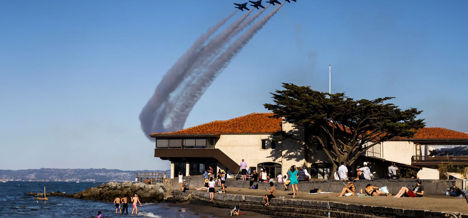 San Francisco, Estados Unidos. Los bañistas cerca de Crissy Field observan cómo los F/A-18 Super Hornets y los Blue Angels de la Marina de los EE. UU. vuelan sobre sus cabezas durante un vuelo de práctica antes de la Semana de la Flota de San Francisco. Fotografía: Stephen Lam/AP San Francisco, Estados Unidos. Los bañistas cerca de Crissy Field observan cómo los F/A-18 Super Hornets y los Blue Angels de la Marina de los EE. UU. vuelan sobre sus cabezas durante un vuelo de práctica antes de la Semana de la Flota de San Francisco. Fotografía: Stephen Lam/AP