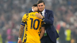 Lautaro Martínez, capitán de Inter, es consolado por Javier Zanetti, vice del club milanés, tras perder la final de la Liga de Campeones.