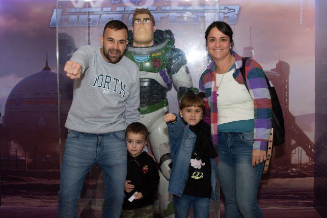 Lucas , Juliano y Catalina Godoy y Romina Cipriani, 