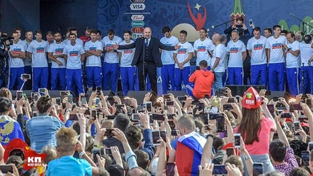 Histórico. El técnico Cherchesov encabezó el largo y cálido festejo desatado en la capital