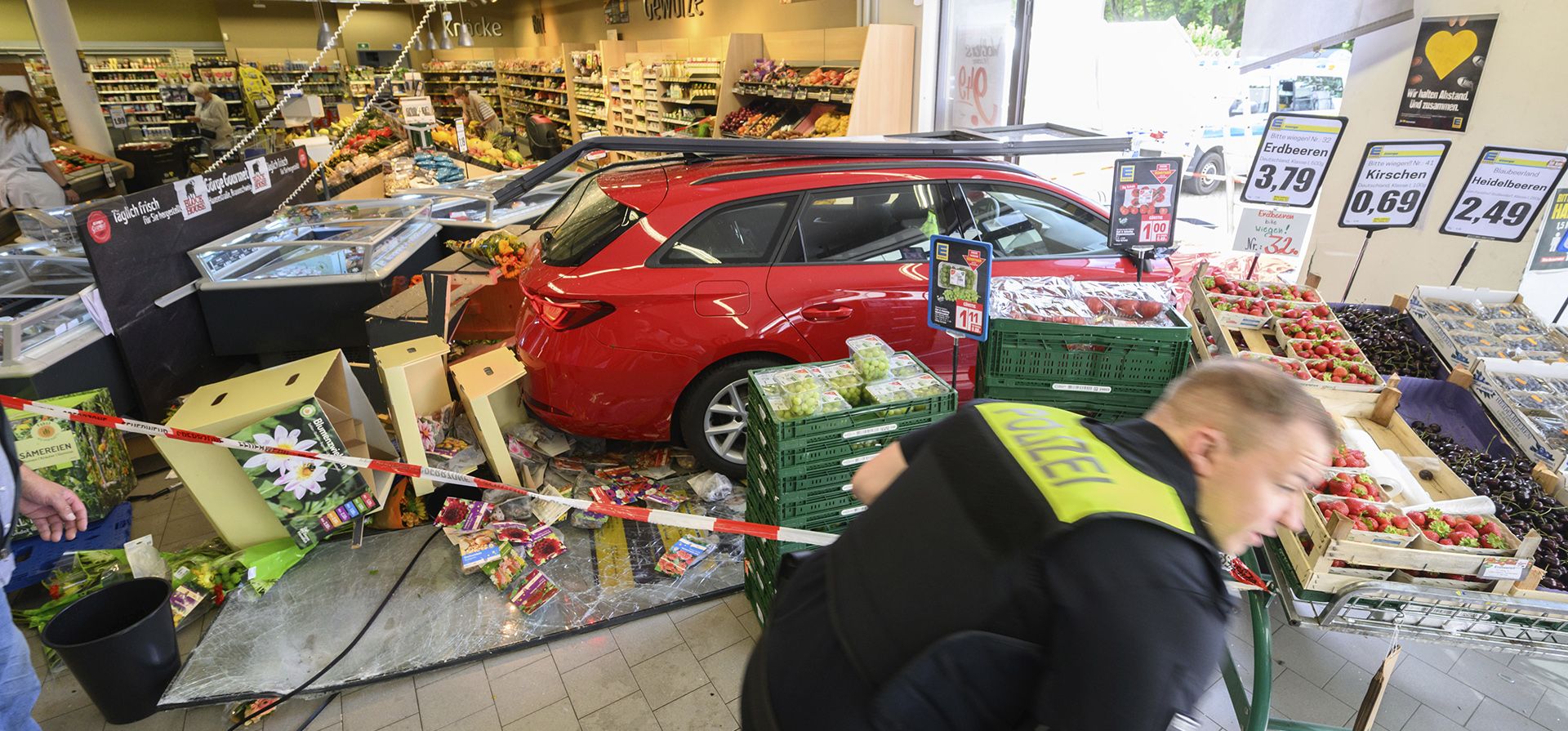 Varias personas resultaron heridas después de que un hombre perdiera el control de su vehículo y se incrustara en un supermercado cuando salía en reversa del estacionamiento, en Brunswick, Alemania, el martes 26 de julio de 2022.  