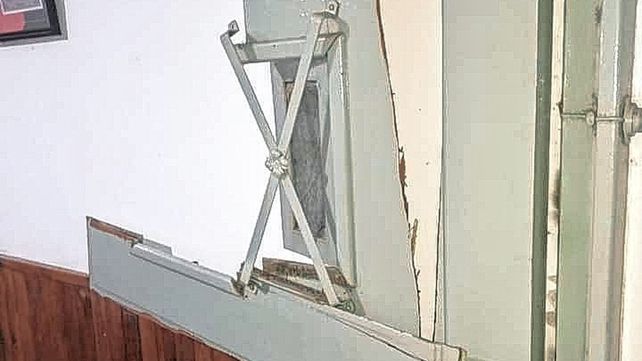 Quedó la puerta de la casa de Carlitos Román destrozada