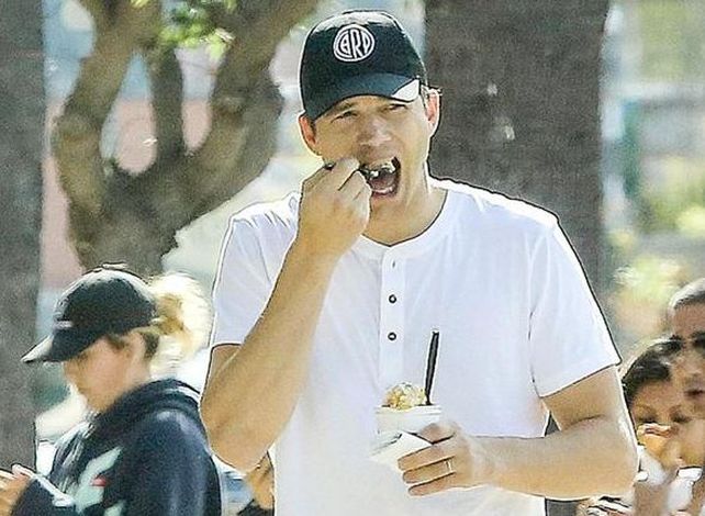 Ashton Kutcher paseó su fanatismo por River por las calles de Los Angeles