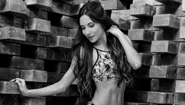 Magui Bravi te hipnotiza con este baile sensual... ¡en tanga y sin corpiño!