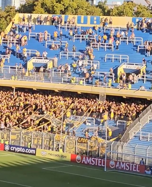 Antes del partido, hinchas de Central lanzaron vallas metálicas desde al tribuna de arriba hacia la popular baja.