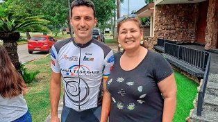 Lionel Scaloni anduvo en bici y fue saludado por sus vecinos de Pujato.