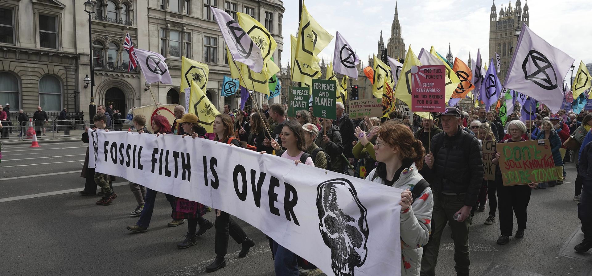 Activistas protestan frente a las Casas del Parlamento en Londres, el lunes 24 de abril de 2023. Grupos de activistas y ONG, incluidas Extinction Rebellion y comunidades costeras preocupadas por las inundaciones, protestan frente a las Casas del Parlamento durante cuatro días, con el objetivo de alentar al Gobierno a tomar más medidas acciones para mitigar y adaptarse al cambio climático. (Foto AP/Kin Cheung)