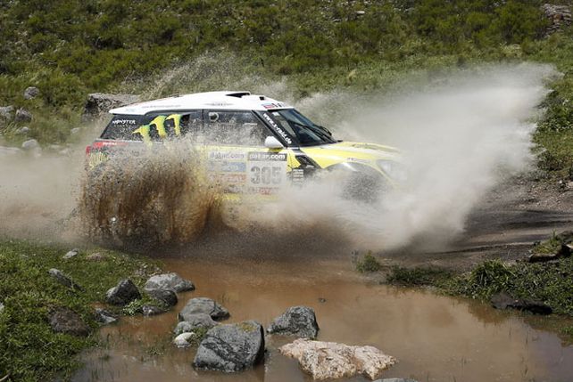 Peterhansel, líder en soledad tras el abandono de Al-Attiyah