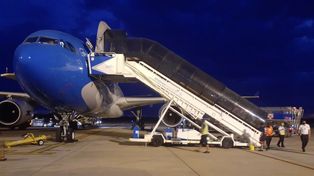 Cuando se agota el stock de vacunas, parte un nuevo vuelo a Rusia