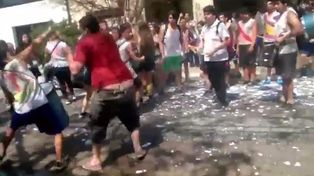 A palazos, un vecino cortó el festejo de un grupo de estudiantes en la calle en Pilar