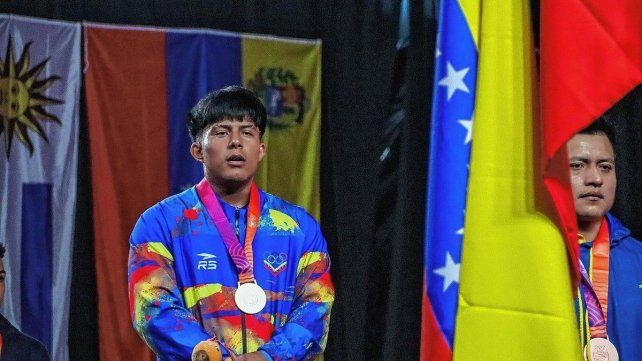 Ángel Rodríguez hizo historia en Rosario con un récord mundial juvenil en el levantamiento de pesas.