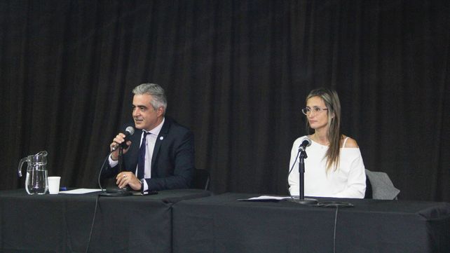 El rector de la UNR abrió el foro junto a la secretaria Romina Pérez.