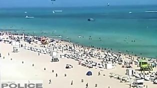 Video: un helicóptero cayó en una playa llena de bañistas en Miami