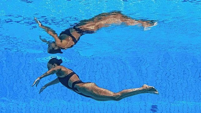 Dramático rescate: nadadora se desmayó en plena competencia y su entrenadora la salvó