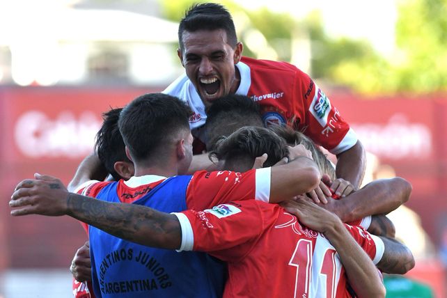 En la vuelta de Lucas Barrios, el Bicho atendió al Santo sanjuanino