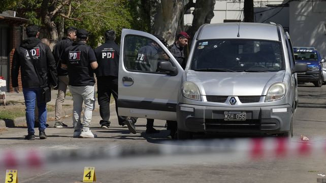 El Renault Kangoo en el que iba el policía y el empleado del Palacio de la Golosina.