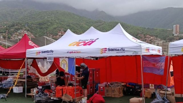 Un contingente de 40 bomberos voluntarios santafesinos certificados llegó a Venezuela.