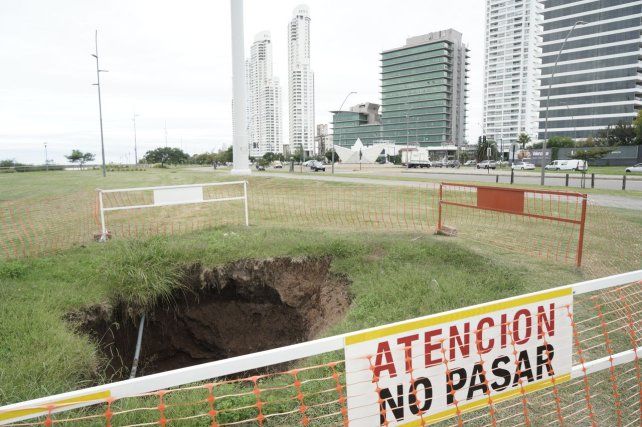 El socavón coincide con un desagüe pluviocloacal subterráneo.
