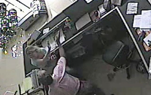 El incidente que se puede ver en las imágenes pertenece a una agresión sufrida por Nancy Chamula un año atrás en una casa de repuestos de automóviles que atendía