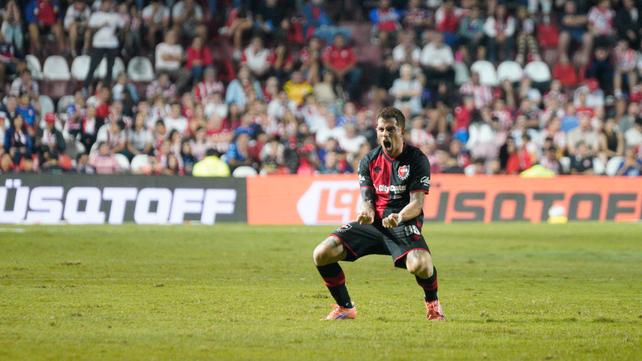 El Colo Ramírez anotó el tercer gol de Newells contra Unión y lo celebra con ganas.