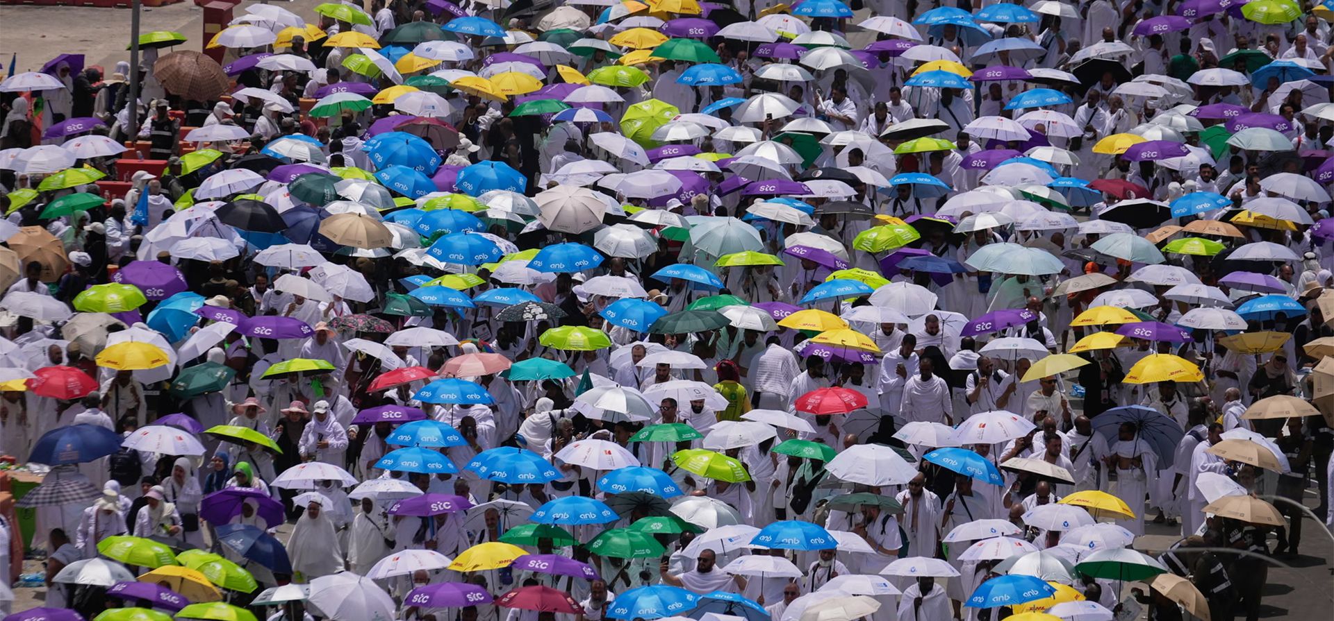 Los peregrinos musulmanes parten tras ofrecer oraciones al mediodía en la mezquita Namirah durante la peregrinación anual del Hajj en la llanura de Arafat, cerca de la ciudad santa de La Meca, La Meca, Arabia Saudí. Fotografía: Altaf Qadri/AP Los peregrinos musulmanes parten tras ofrecer oraciones al mediodía en la mezquita Namirah durante la peregrinación anual del Hajj en la llanura de Arafat, cerca de la ciudad santa de La Meca, La Meca, Arabia Saudí. Fotografía: Altaf Qadri/AP
