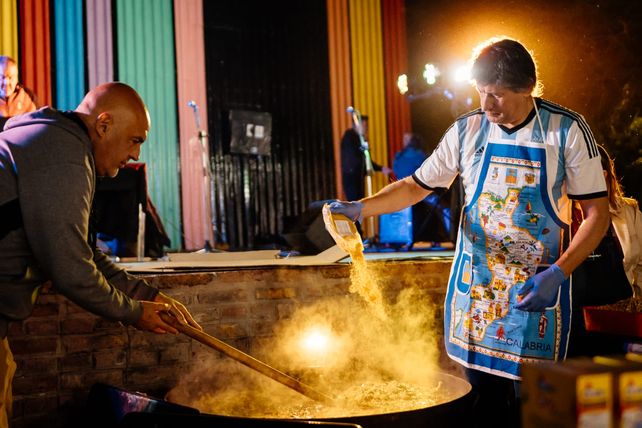 El intendente de Funes, Roly Santacroce, encargado del arroz con pollo al disco.