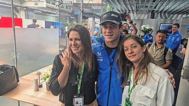Franco Colapinto con su familia luego de ser confirmado como piloto titular durante el 2026.