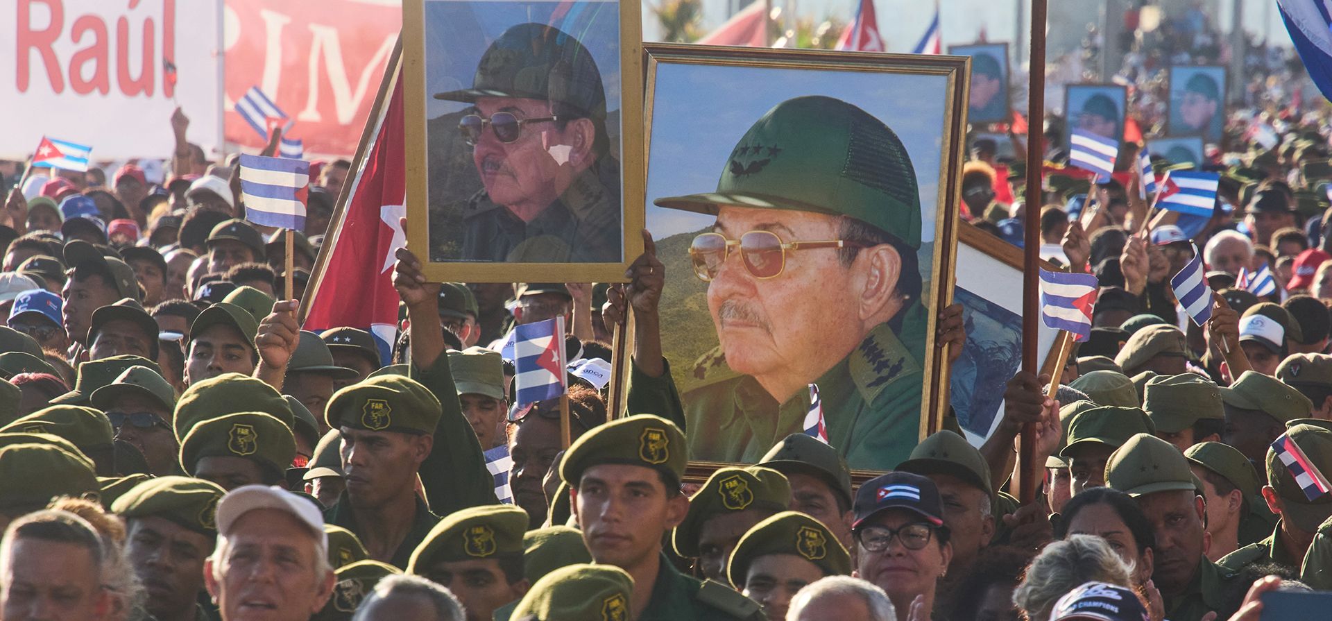 Miembros de las Fuerzas Armadas Revolucionarias portan retratos del expresidente Raúl Castro durante una manifestación en su apoyo frente a la Embajada de Estados Unidos en La Habana, Cuba, el viernes 22 de mayo de 2026, luego de que la fiscalía estadounidense presentara una acusación formal en su contra por ordenar el derribo en 1996 de aviones civiles pilotados por exiliados radicados en Miami. (Foto AP/Ramon Espinosa) Miembros de las Fuerzas Armadas Revolucionarias portan retratos del expresidente Raúl Castro durante una manifestación en su apoyo frente a la Embajada de Estados Unidos en La Habana, Cuba, el viernes 22 de mayo de 2026, luego de que la fiscalía estadounidense presentara una acusación formal en su contra por ordenar el derribo en 1996 de aviones civiles pilotados por exiliados radicados en Miami. (Foto AP/Ramon Espinosa)