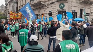 Los trabajadores del Hospital Gamen llegaron hasta Laprida y Rioja para protestar por la compleja situación del efector público de Villa Gobernador Gálvez.&nbsp;