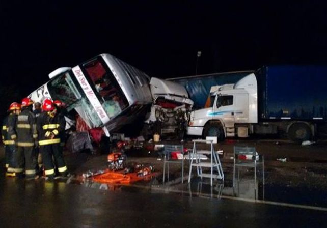 Córdoba: un muerto y 20 heridos por el choque entre un micro y un camión