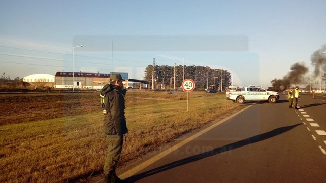 Propietarios de aserraderos de Concordia cortan la Ruta 14