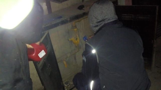 Personal de Litoral Gas trabaja en el gabinete violentado este viernes a la madrugada.&nbsp;