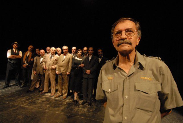 Edery junto a su elenco cuando fue director de 