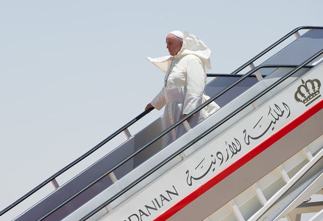 Francisco llegó a Jordania y comienza su histórico peregrinaje a Tierra Santa