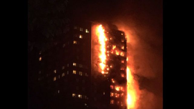 Las llamas cubrieron todo el edificio.