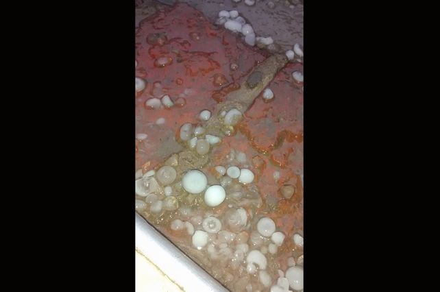 Las piedras que cayeron en la ciudad. Facebook:Dani Bastias