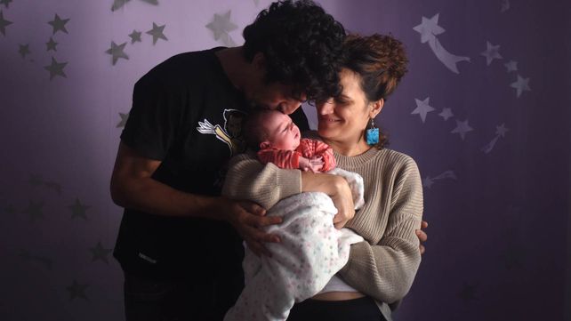 Ramona naci&oacute; hace siete d&iacute;as en plena pandemia. Virginia y Lautaro