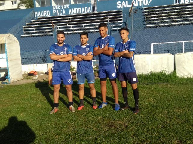 Los sobrevivientes albos. Alexis Alvarado, juan Benítez, Nataanel y Gonzalo Ríos se quedaron para afrontar el nuevo torneo de la Primera D.