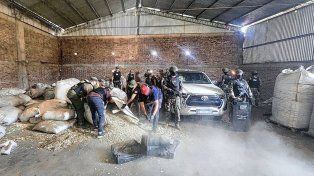 Al abrir los bolsones con yerba mate detectaron 2.974 paquetes de marihuana en 120 bultos.