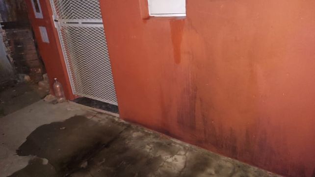 Denunció que quisieron prenderle fuego la casa y le dejaron un cartel: Plata o plomo