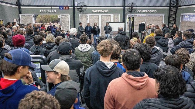 Estudiantes presentó con gran orgullo el gimnasio.