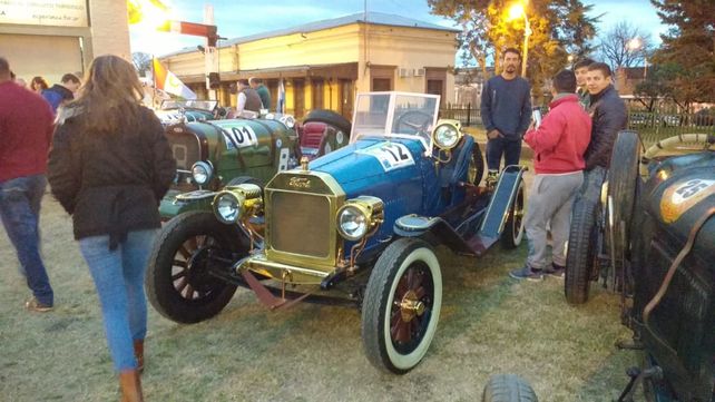En Esperanza se inauguró el Museo del Automóvil y hoy se corre un rally de autos antiguos