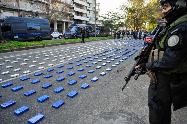 Los 400 kilos de cocaína estaban distribuidos en 369 panes envueltos en colores celeste y blanco.