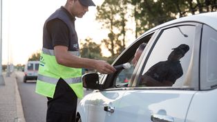 A soplar. En las rutas provinciales se mide alcohol en sangre con un máximo tolerable de 500 miligramos.