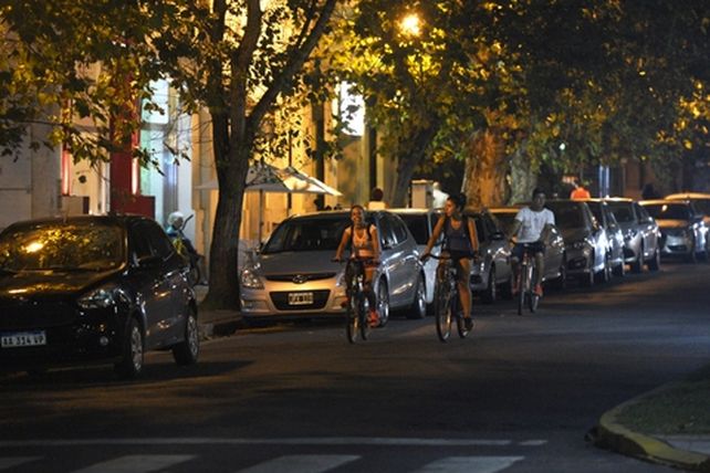 Autos durmiendo en la calle. Cada vez hay más automovilistas que dejan de abonar una cochera.