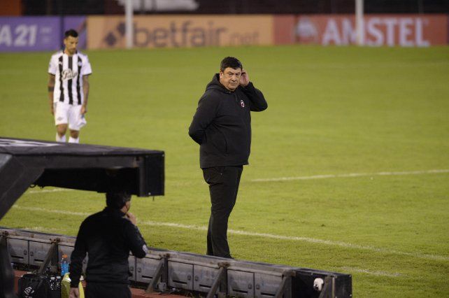 El Mono Burgos está frente a su primer gran desafío en Newell