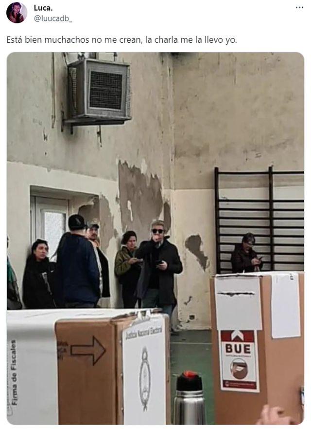 La publicación en Twitter donde se ve a Ricardo Darín en la fila para votar en una escuela. 