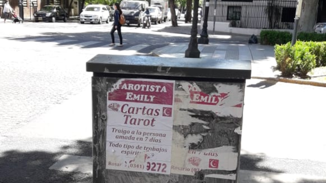 Los carteles están a lo largo de avenidas y bulevares y ya no hay arterias principales que se salven de las ofertas de “Emily”.